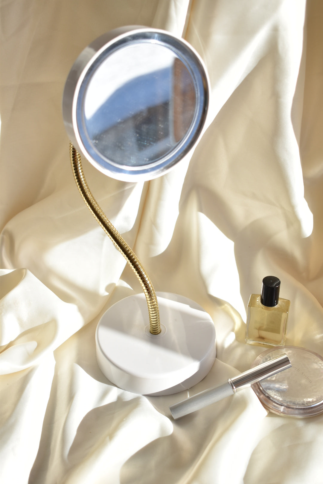 1975 magnifying cosmetic mirror