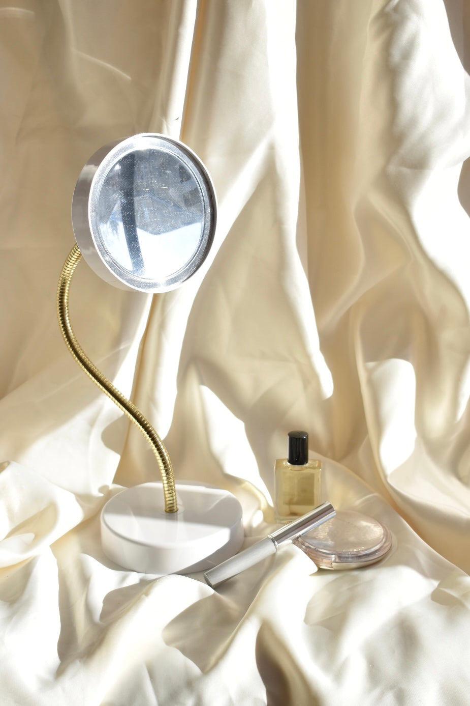 1975 magnifying cosmetic mirror