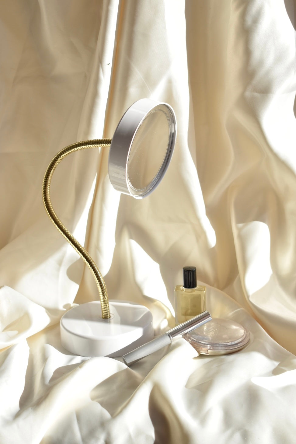 1975 magnifying cosmetic mirror