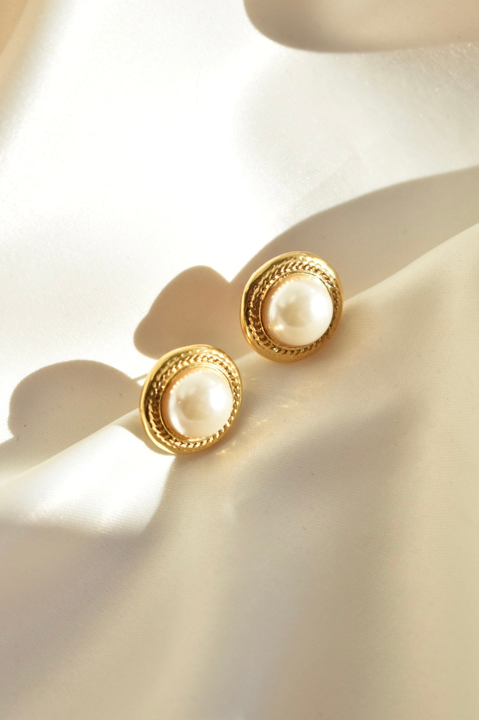 round faux pearl golden earrings with ropy border