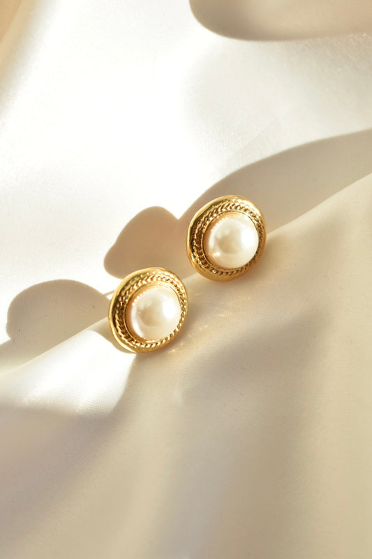 round faux pearl golden earrings with ropy border
