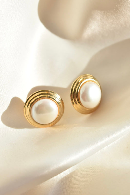 round faux pearl golden earrings