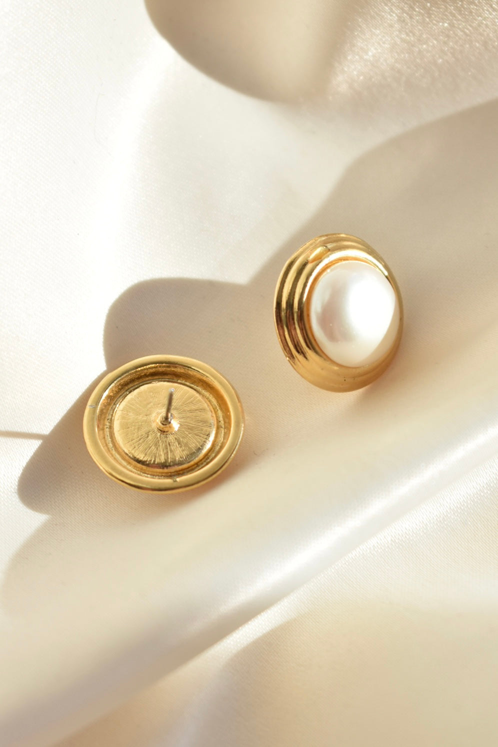 round faux pearl golden earrings