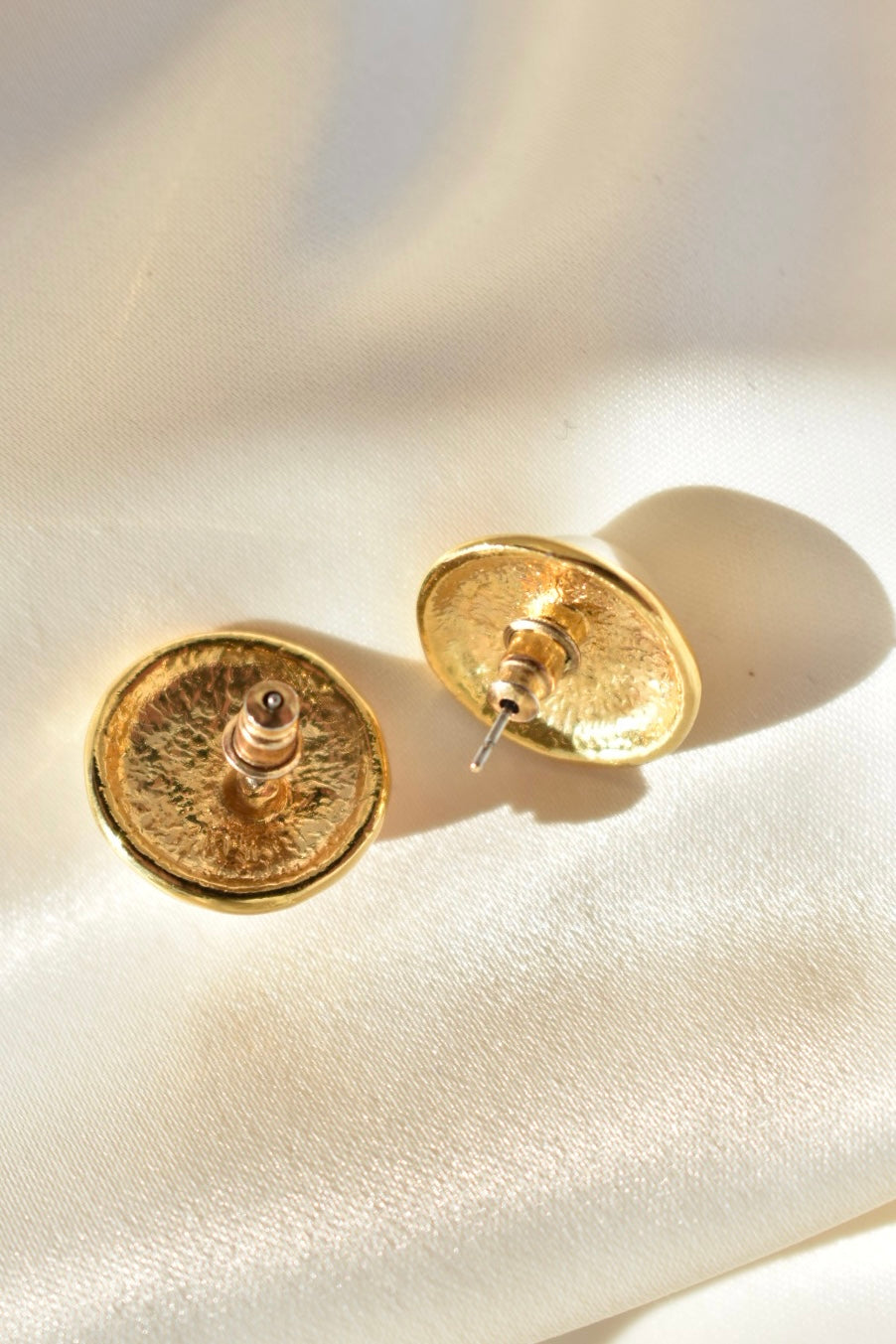 round faux pearl golden earrings with ropy border