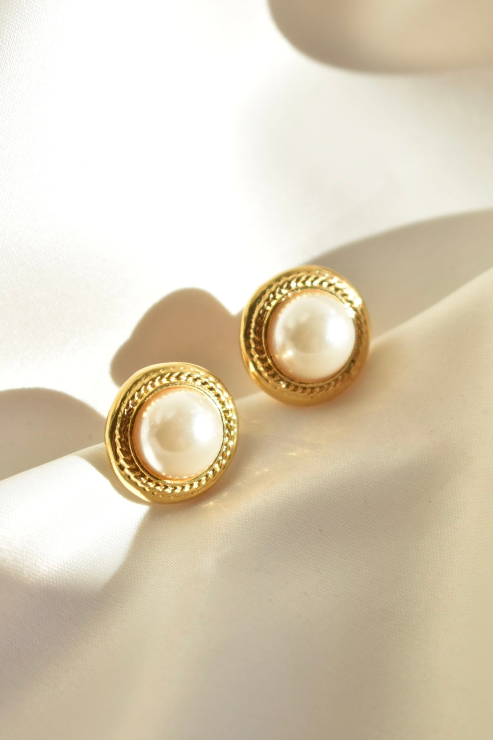 round faux pearl golden earrings with ropy border